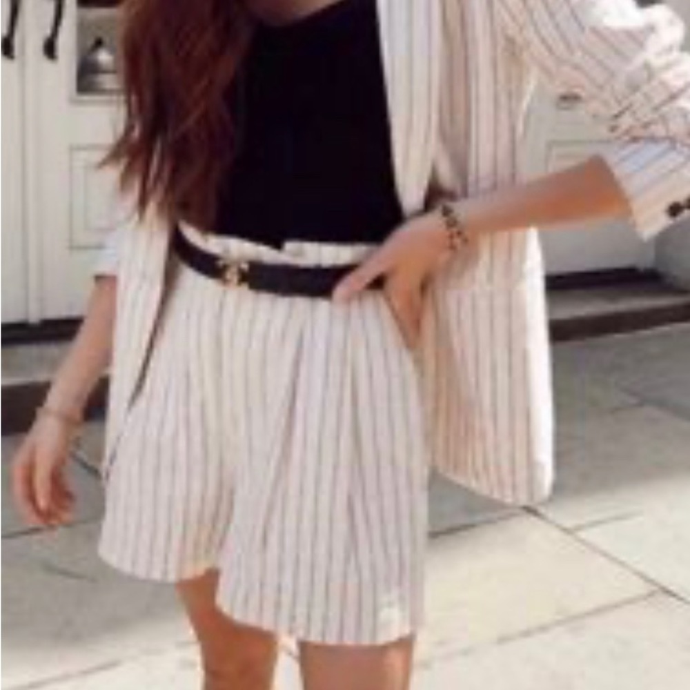 NWT Ann Taylor The Pinstripe Paperbag Short Size: 4  Regular Color: Ivory Multi